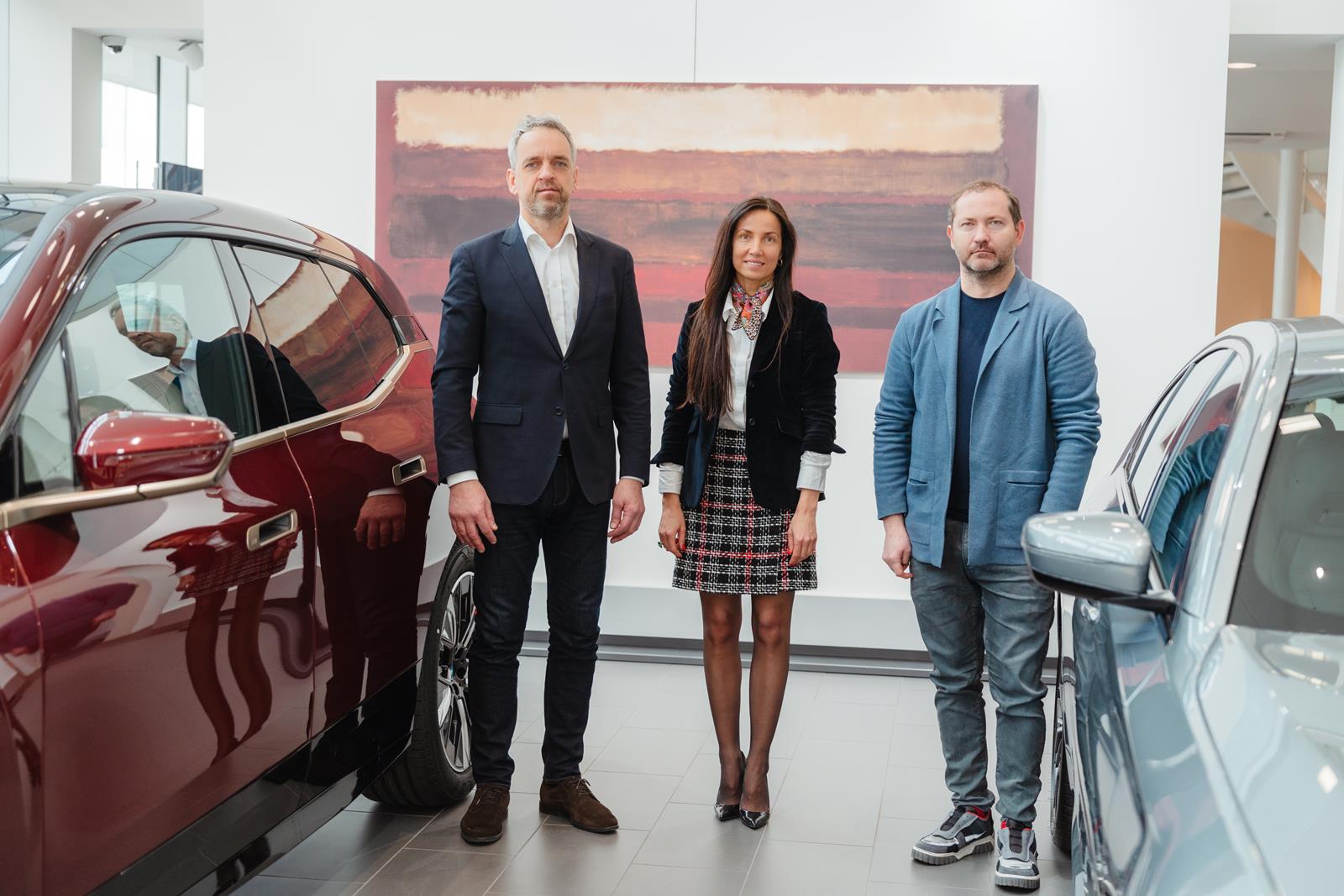 BMW salonā atklāta mākslinieka Marka Rotko gleznu reprodukciju izstāde