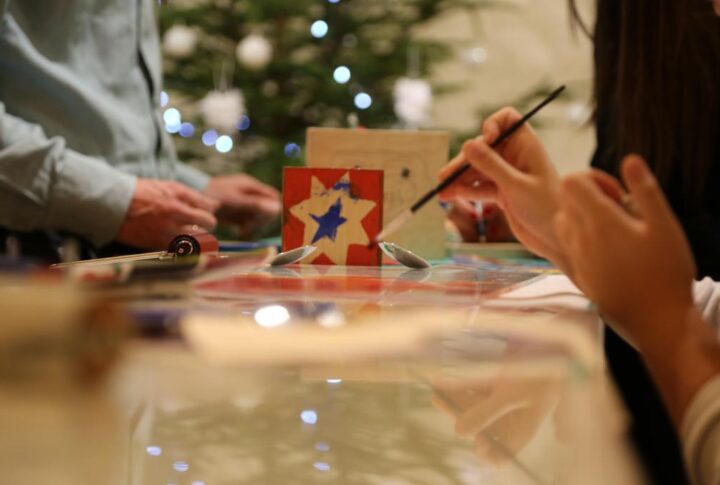 Rotko muzejs aicina pieaugušos uz porcelāna apgleznošanas darbnīcu Ziemassvētku noskaņās
