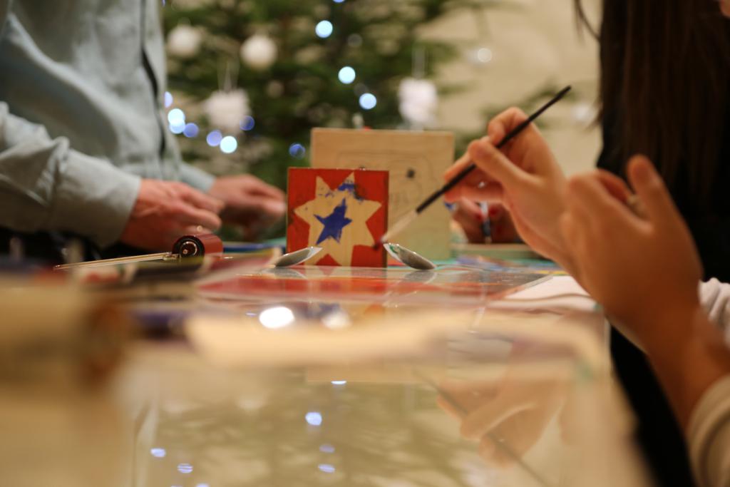 Rotko muzejs aicina pieaugušos uz porcelāna apgleznošanas darbnīcu Ziemassvētku noskaņās