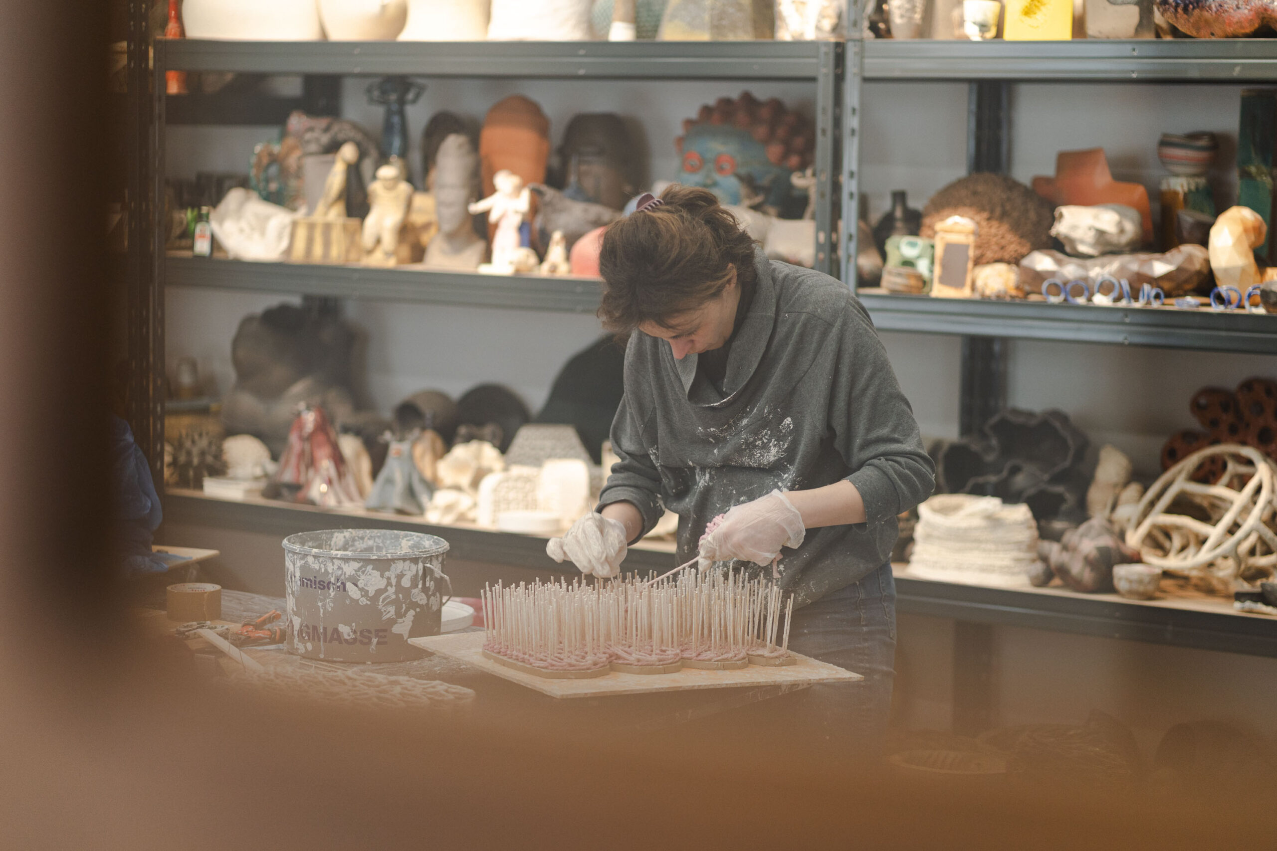 Astoņu valstu mākslinieki pārvērš Daugavpili par laikmetīgās keramikas laboratoriju